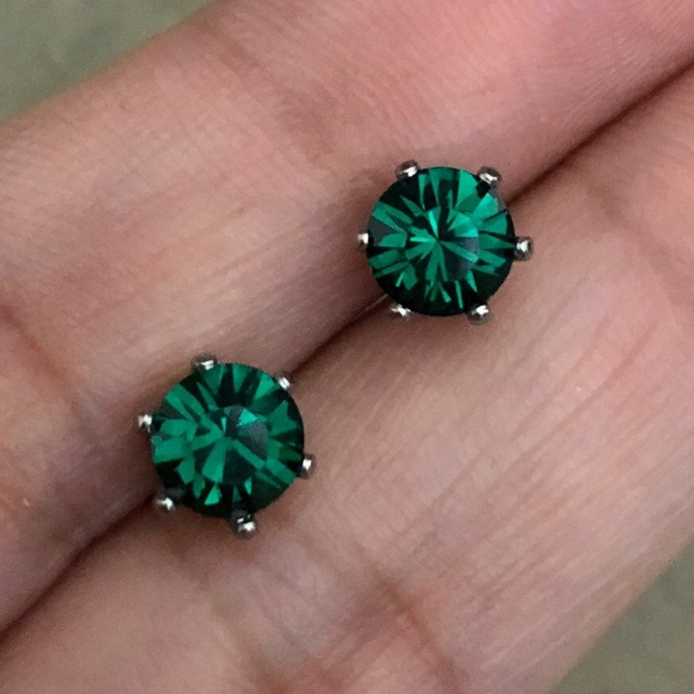 NWT Swarovski Elements crystal stud earrings - Picture 1 of 2